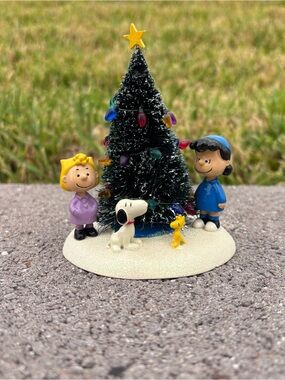 Dept 56 Peanuts O’ Christmas Tree 808997 Snoopy Lucy Sally Christmas Village GUC